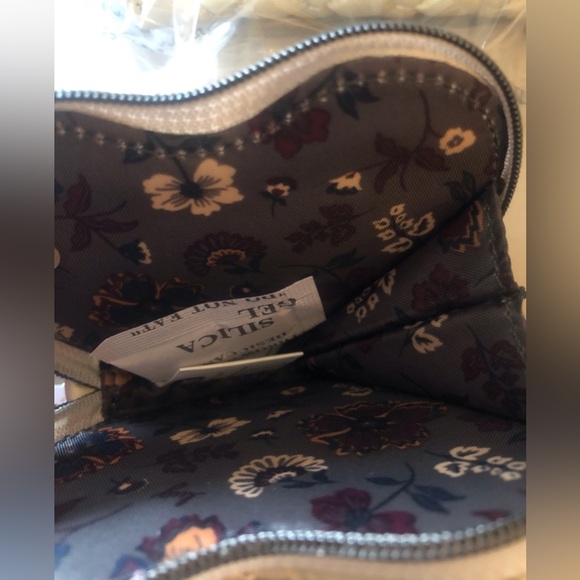 🍾🥂Lug NWT  Heart Pouch in Metallic  champagne - Picture 3 of 4